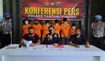Satres Narkoba Polres Tanjungpinang saat gelar konferensi pers terkait penangkapan tujuh pelaku pengedar narkoba jenis sabu di Mapolres Tanjungpinang Satres Narkoba Polres Tanjungpinang saat gelar konferensi pers terkait penangkapan tujuh pelaku pengedar narkoba jenis sabu di Mapolres Tanjungpinang