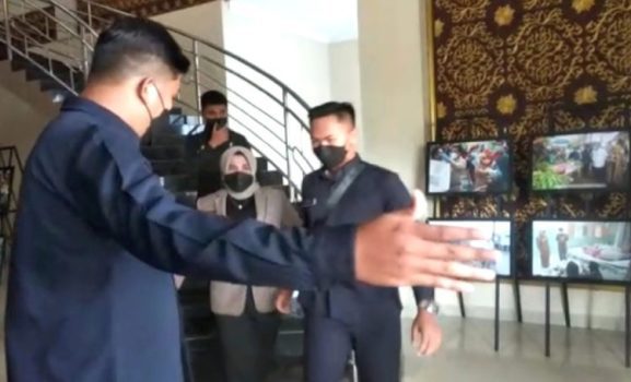 Tangkapan screenshot vide ajudan wali kota Tanjungpinang, saat menghalau dan