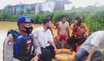 Tim SAR gabungan saat melakukan pencarian bocah Fauzi yang hanyut terseret arus deras di Tanjung Sengkuang Batam Tim SAR gabungan saat melakukan pencarian bocah Fauzi yang hanyut terseret arus deras di Tanjung Sengkuang Batam