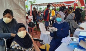 Warga Lansia saat menerima Vaksin Dari dokter di Kejaksaan Tinggi Kepri Warga Lansia saat menerima Vaksin Dari dokter di Kejaksaan Tinggi Kepri