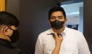 Bupati Bntan Roby Kurniawan sat memberi keterangan pers pada Jurnalis di Bintan
