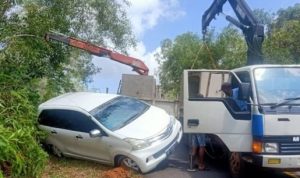 Diduga Rem Blong Lori Cran Tabrak Avanza Hingga Ringsek