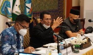 Gubernur Kepri Ansar Ahmad dalam rapat bersama Sestama Bappenas dan rombongan di Gedung Daerah Tanjungpinang