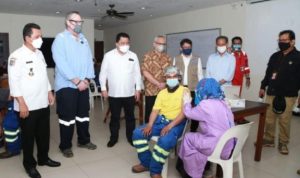 Gubernur Kepri Ansar Ahmad saat meninjau pelaksanaan vaksinasi bagi pekerja PT Mcdermott Indonesia di Batu Ampar Kota Batam Kepri