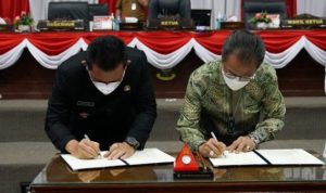 Gubernur Kepri Ansar ahmad san Ketuaa DPRD kepri jumaga Nadeak saat menandatangani KUA PPAS Perobahan APBD 2021 Kepri dalam sidang Paripurna DPRD Kepri