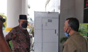 Huzrin Hood dan Azis Kasim Djou saat tiba di Kejati Kepri memenuhi panggilan Penyidik Kejati Kepri.