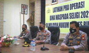 Kapolres Bintan AKBP Tidar Wulung Dahono didampingi Wakapolres dan Kabag Ops Polres Bintan saat memberikan arahan ke Personil Polres Bintan