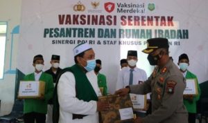 Kapolres Bintan AKBP Tidar Wulung Dahono menyerahkan paket bantuan secara simbolis kepada pengurus Ponpes Mambaus Sholihin di Tanjung Uban Utara
