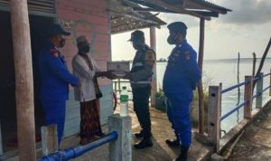 Kapolres Bintan AKBP Tidar Wulung Dahono menyerahkan paket sembako.