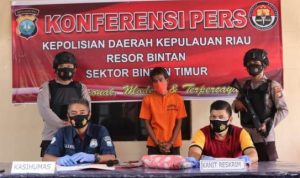 Kasi Humas Polres Bintan Ipda M.Alson didampingi Kanit Reskrim Polsek Bintan Timur saat mengelar konfrensi Pers dengan menghadirikan tersangka Hm ayah Bejat yang menggagahi anak kandungnya sejak SMP