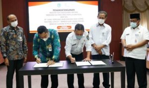 Kepala dinas UMKM dan Koperasi Agus Nawarman saat melakukan Penandatanganan PKS dengan Bank Riau Kepri