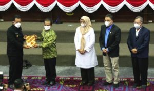 Ketua DPRD Kepri didampingi Unsur Pimpinan DPRD Kepri saat memberikan Berita Acara Kesepakatan KUA PPAS Perobahan APBD 2021
