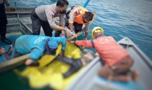 Petugas kepolisian dibantu nelayan setempat mengevakuasi sesosok mayat laki laki yang mengapung di perairan Tanjung Laluk Bintan