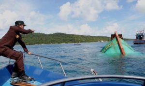 Proses Eskeskui Penengelaman Kapal Ikan Asing Pencuri Ikan di Natuna oleh kepala Cabang Kejaksaan Natuna di Tarempa kabupaten Anambas