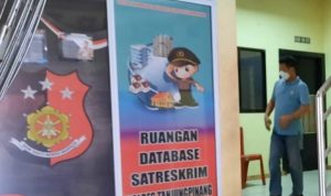 Salah seorang saksi yang merupakan pengusaha memasuki ruang penyidikan Satreskrim Polres