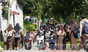 Sejumlah pelajar di Tanjungpinang pergi ke sekolah untuk belajar tatap muka seiring dengan penurunan kasus Covid 19. Namun kebijakan itu ditinjau ulang dan belajar tatap muka ditutup kembali.