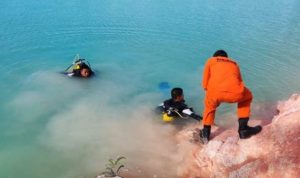Tim Basarnas saat melakukan Pencarian terhadap korban Zainudin di genangan air Danau Biru Bintan.