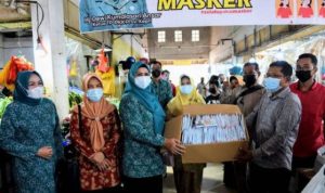 Tim Penggerak PKK Provinsi Kepri saat membagikan Masker untuk melaksanakan Protokoler kesahatan bagi masyarakat