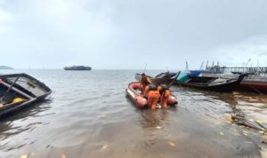 Tim SAR Gabungan dari Basarnas TNI dan Polri serta Masyarakat kembali melakukan pencarian korban Arfa Sona yang tenggelam dan hilang di Pantai Trikora Bintan