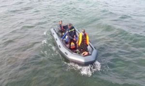 Tim SAR Gabungan dari Basarnas dan TNI Polri saat melakukan pencarian lanjutan Nelayan tenggelam di Pantai Trikora Bintan