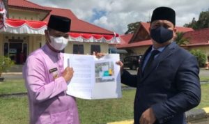 Wakil Bupati Lingga Neko Wesha Pawelloy saat melapor dan memberitahukan kondisi Proyek jalan yang dibangun kontraktor asal asalan di Lingga