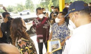 Anggota DPR RI dan Bupati Lingga bersama Kepala Balai Pelaksanaan Jalan Nasional BPJN Kepulauan Riau Faizal saat melakukan dialog