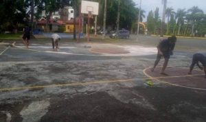 Anggota Komunitas Basketball Tanjungpinang saat melakukan pengecatan tana Garis Lapangan Basket Pamedan Tanjungpinang. Anggota Komunitas Basketball Tanjungpinang saat melakukan pengecatan tana Garis Lapangan Basket Pamedan Tanjungpinang.
