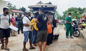 Anggota Polsek Bintan Utara saat melakukan Olah TKP dan mengevakuasi jasad korban gantung diri disalah saatu rumah di Kampung Kamboja Kelurahan Tanjunguban Selatan Bintan