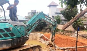 Baru dikerjakan dinding kolam penampung air di Perumahan Tokojo Kelurahan Kijang Kota Bintan Timur ambruk