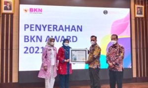 Bupati Lingga M.Nizar saat menerima Pengharagaan BKN Award 2021 dari BKN Pusat
