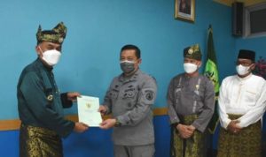 Bupati Natuna Wan Siswandi saat menyerahkan Sertifikat lahan sebagai Bantuan Hibah pemerintah daerah ke Bakamla dalam pembangunan sarana di Natuna