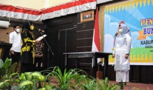 Dewi Kumalasari mengukuhkan Bunda PAUD Kabupaten Karimun.