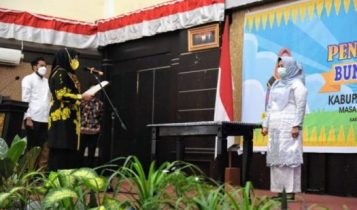 Dewi Kumalasari mengukuhkan Bunda PAUD Kabupaten Karimun.