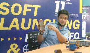 Direktur PDAM Tirta Lingga Dabo Singkep Irfan Andrian saat menunjukan Aplikasi PDAM INFO dan SEPULSA yang sudah berhasil diundu di HP nya untuk pembayaran rekening air secara online