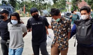 Dua pelaku Pembunuhan dan Perampokan Korban Zaunid tersang Zi alias Joy Baju kemeja motif bunga dan tersangka Ra alias Dd baju Kaos Gondrong digiring Polisi