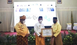 Gubernur Kepri Ansar Ahmad saat memberikan piagam pengharagaan pada pemerintah Kabupaten Karimun