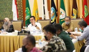 Gubernur Kepri Ansar Ahmad saat menggelar Rapat koordinasi penanganan Covid 19 di Kepri