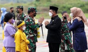 Gubernur Provinsi Kepri Ansar ahmad bersama isteri saat menyambut kedatangan Panglima TNI Marsekal TNI Hadi Tjahjanto bersama Istri Hj.Nanny Hadi Tjahjanto