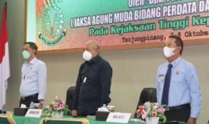 Jamdatun Kejaksaan Agung RI Feri Wibisono bersama Kepala Kejaksaan Tinggi Kepri Hari Setyono dalam pembukaan supervisi teknis di Kejsati Kepri