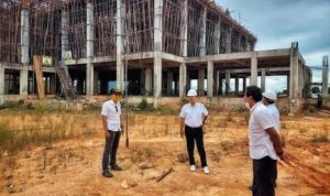 Kepala Dinas Perkim Bintan Juni Rianto saat meninjau fisik Masjid Agung Bandar Sri Bentan di Bintan Buyu.