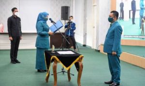 Ketua TP PKK Provinsi Kepri Hj.Dewi Kumalasari Ansar melantik suami wali kota Tanjungpinang Agung Wiradarma sebagai Ketua Tim Penggerak PKK Kota Tanjungpinang