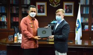Konsul Amerika Serikat di Indonesia untuk wilayah Sumatera Gordon S.Church saat bertemu Gubernur Kepri Ansar Ahmad di kantor gubernur Dompak
