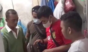 Pelaku Js baju Hijau kaos berkerah saat menunjukan narkoba ganja miliknya didalam Kulkas
