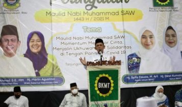 Perayaan Maulid Nabi Gebernur Ajak seluruh masyarakat Kepri untuk selalu meneladani Rasulullah SAW Perayaan Maulid Nabi Gebernur Ajak seluruh masyarakat Kepri untuk selalu meneladani Rasulullah SAW