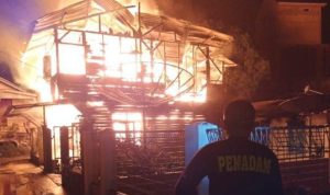 Petugas Damkar saat menunggu Mobil Pemadam kebakaran mengisi Air untuk melakukan pemadaman terhadap rumah yang terbakar di Pasir Putih Dabo Singkep Lingga