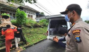 Polisi dan tim Kesehatan saat melakukan evakuasi jasad korban di sebuah rumah kosong di jalan Bukit Semprong Tanjungpinang Barat