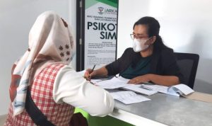 Salah Seorang Warga pemohon SIM menguruskan Tes Psikologi di Klinik Mitra Polres Taanjungpinang