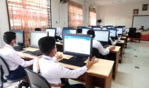 Siswa SMP di Tanjungpinang saat melakukan Belajar Komputer Tatap muka