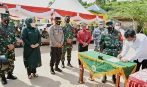 Wagub Marlin Agustina dan Ketua DPRD Kepri Jumaga Nadeak saat menghadiri Penutupan TMMD di Batam