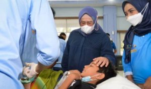 Wagub marlin Agustina saat memberi semnagat pada salah seorag anak yang ikut sunatan massal pada hari Bakti PIKORI Batam